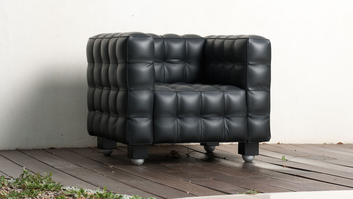 Kubus armchair with leather covering classic design