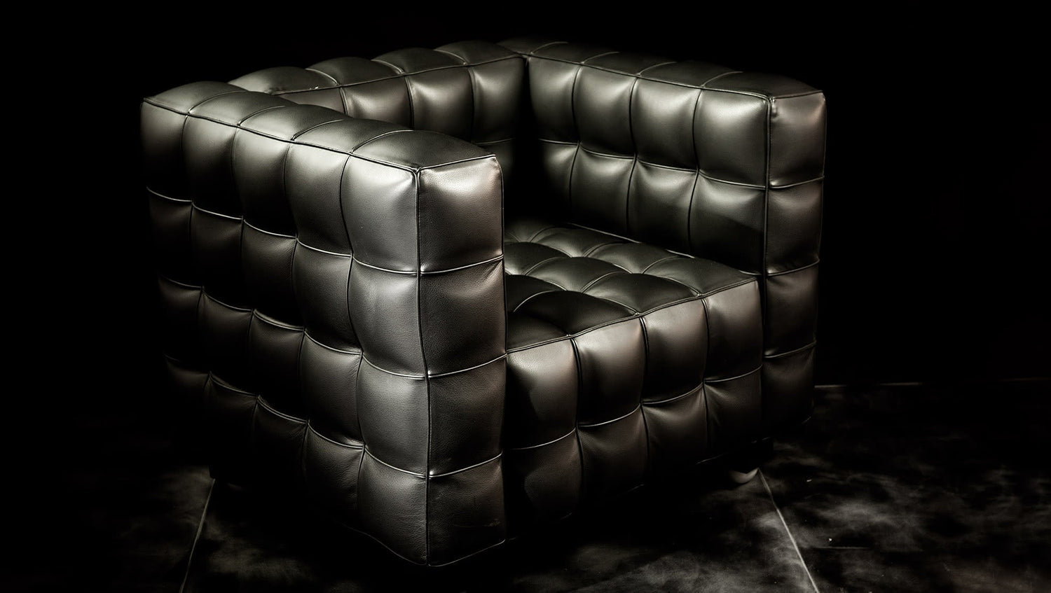 Kubus armchair with leather covering classic design