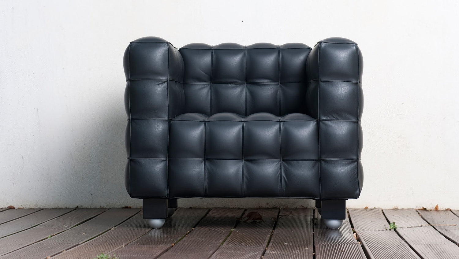 Kubus armchair with leather covering classic design