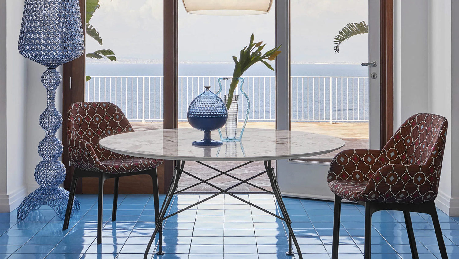 Glossy table ronde by Kartell