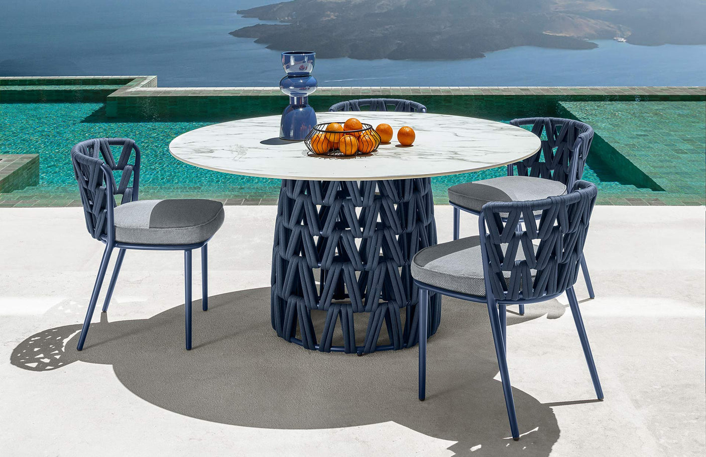 Swipe outdoor dining chair