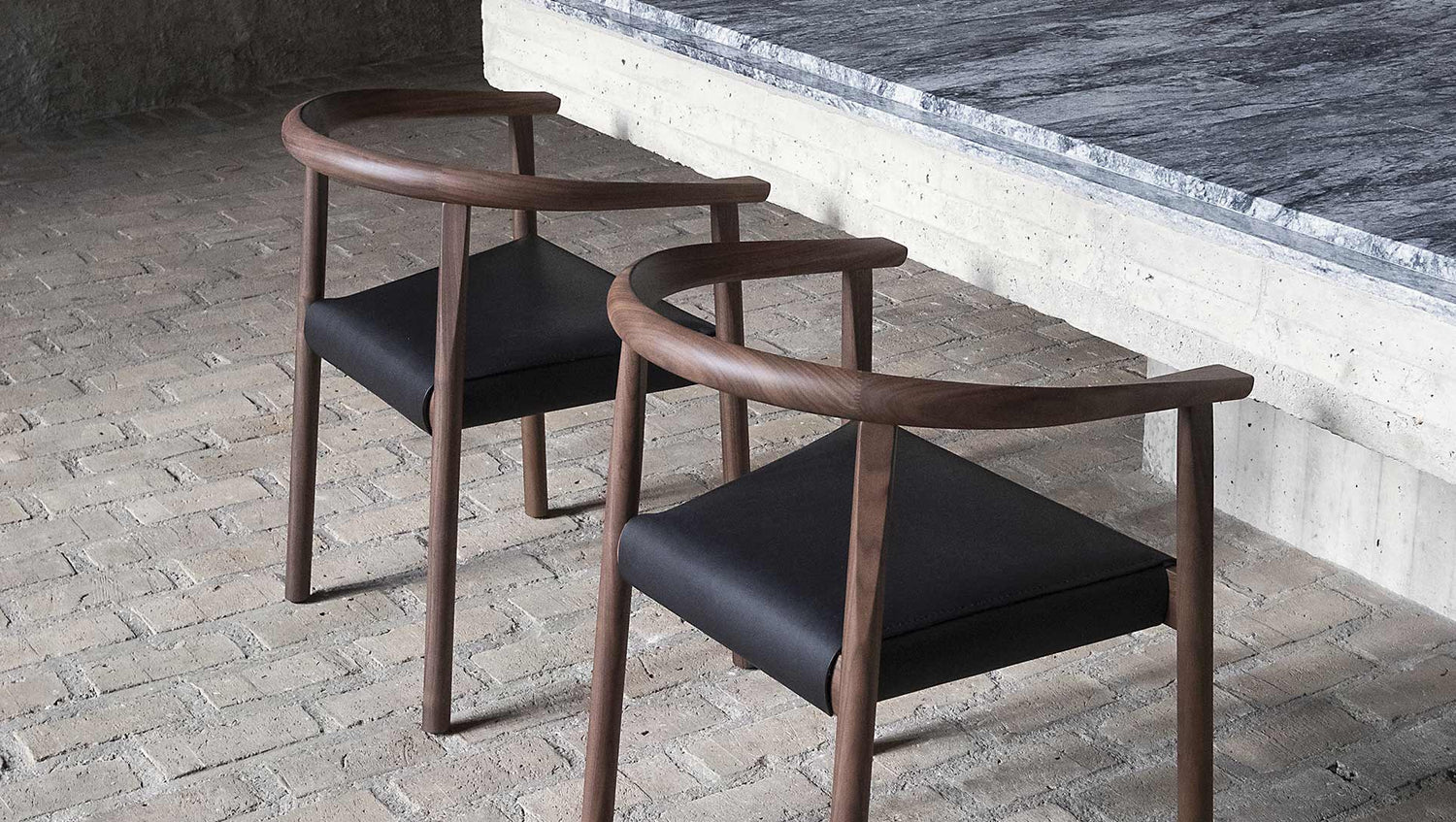 Satz von 4 Stühlen Tokio mit Holzrahmen