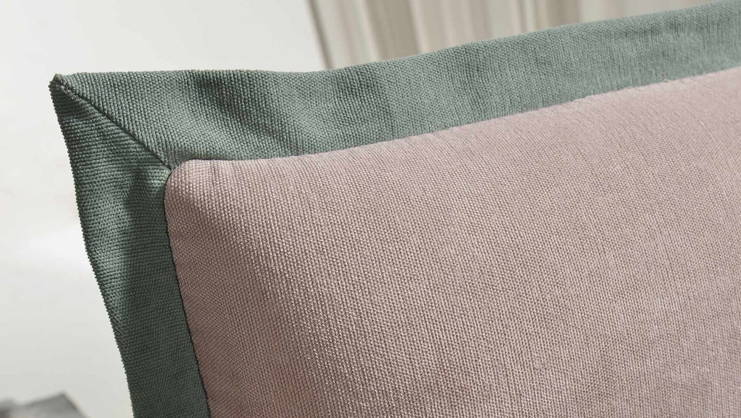 Lit CDI Collection King Bed 4