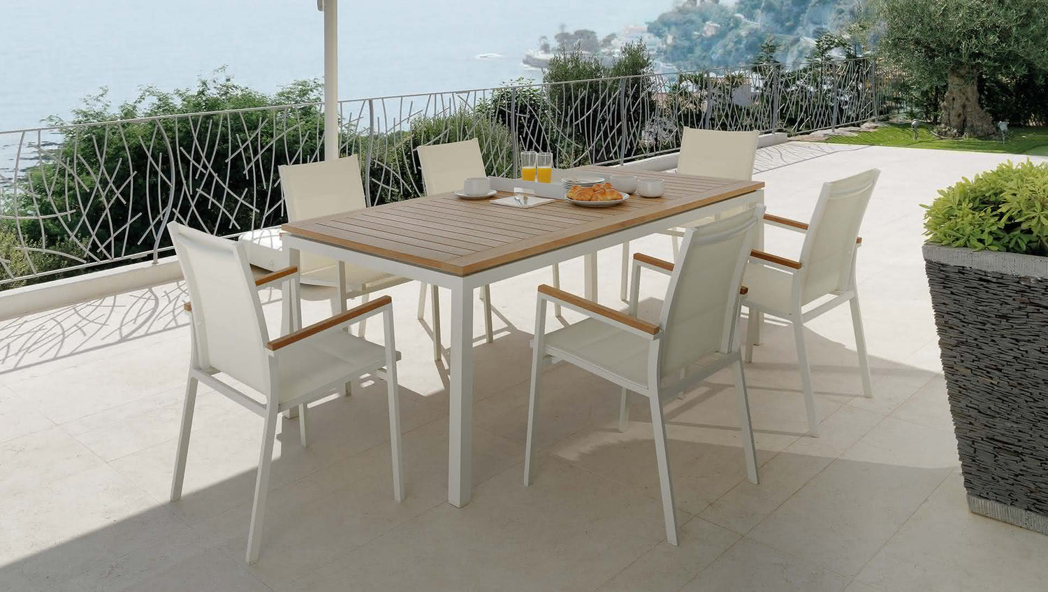 Table CDI Collection Timber Table